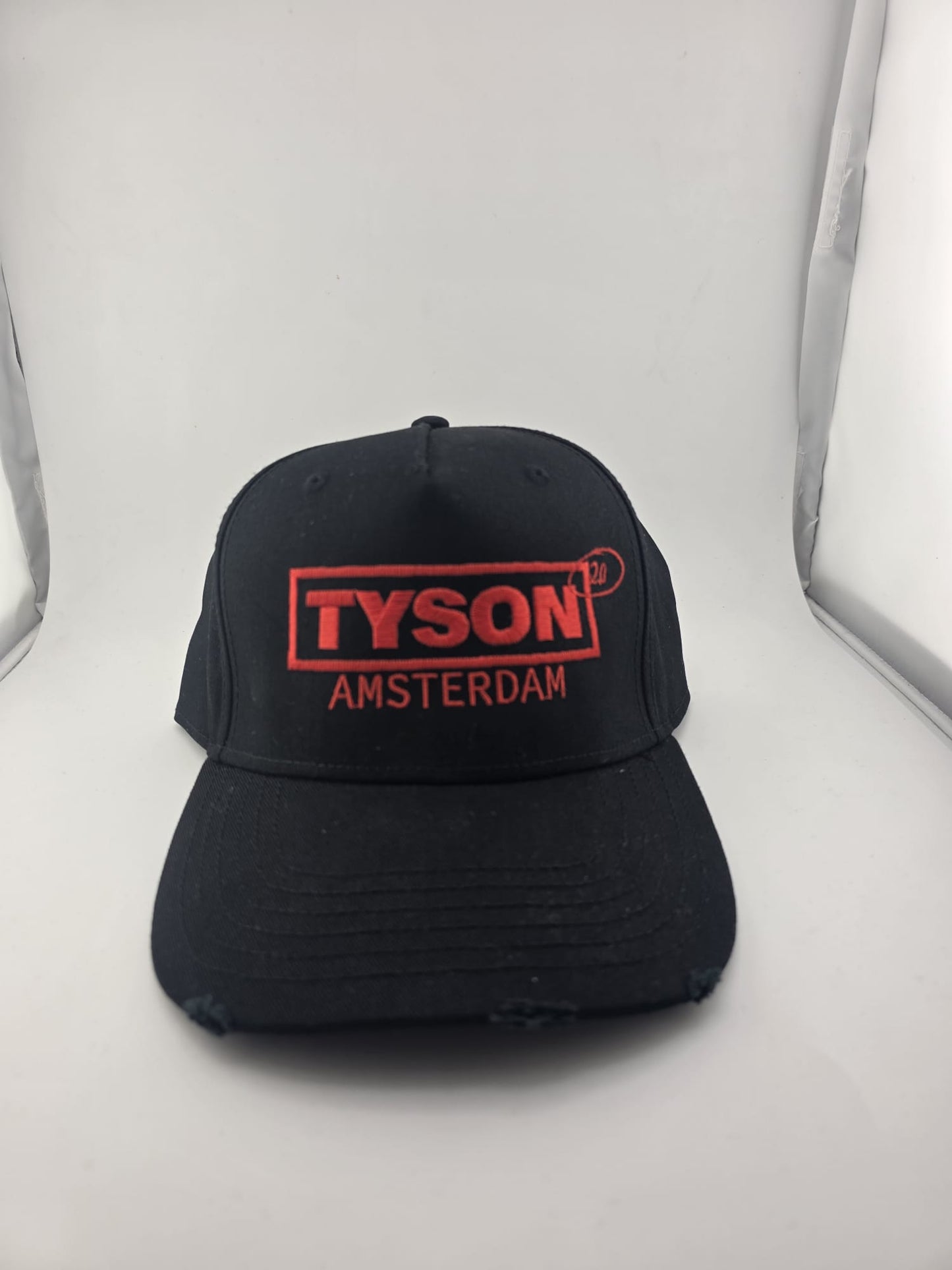 Tyson Amsterdam Cap – Schwarze Snapback-Kappe mit roter Stickerei