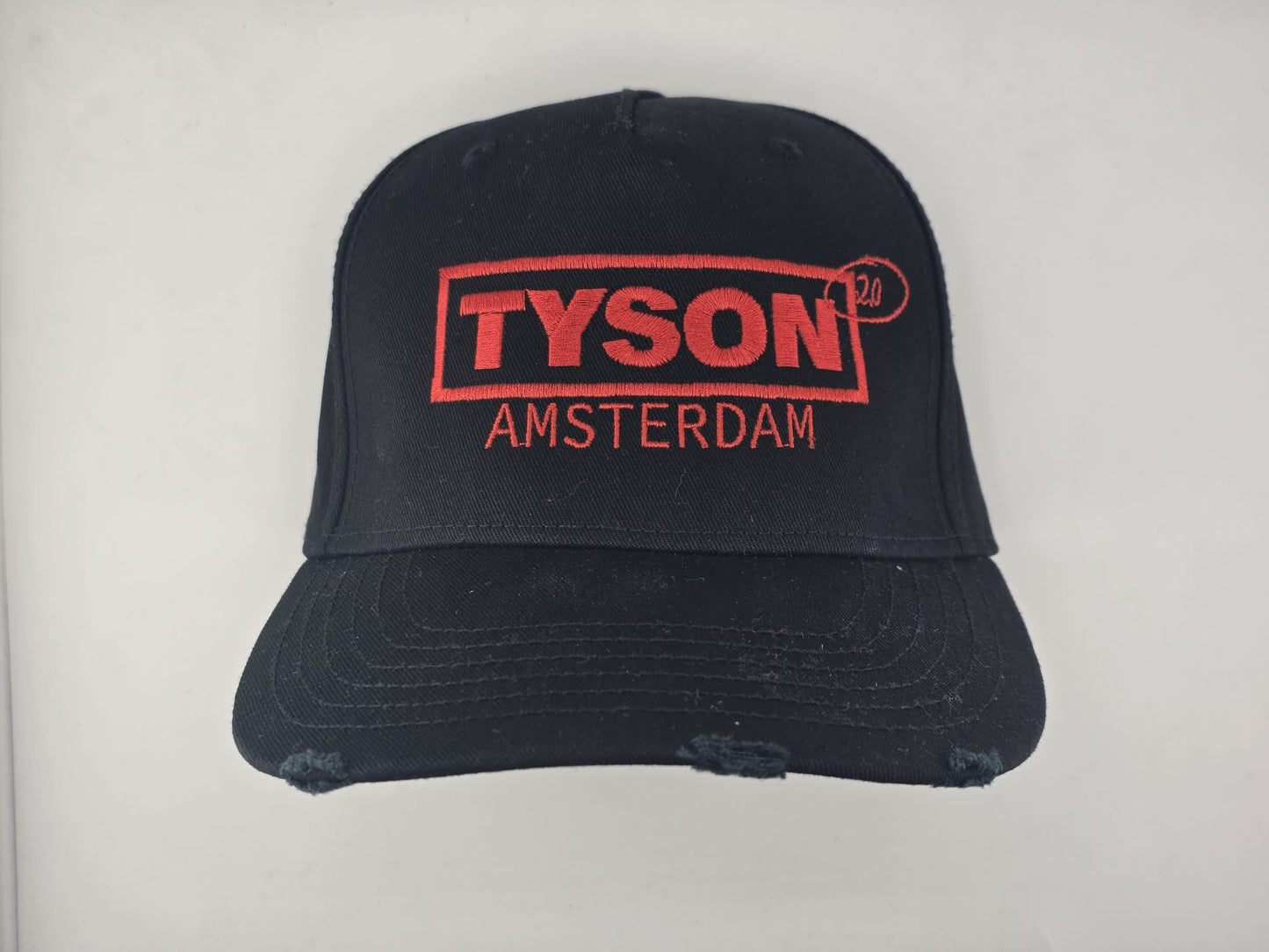Tyson Amsterdam Cap – Schwarze Snapback-Kappe mit roter Stickerei